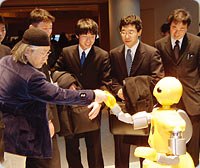 Leiji Matsumoto et le robot Wakamaru
